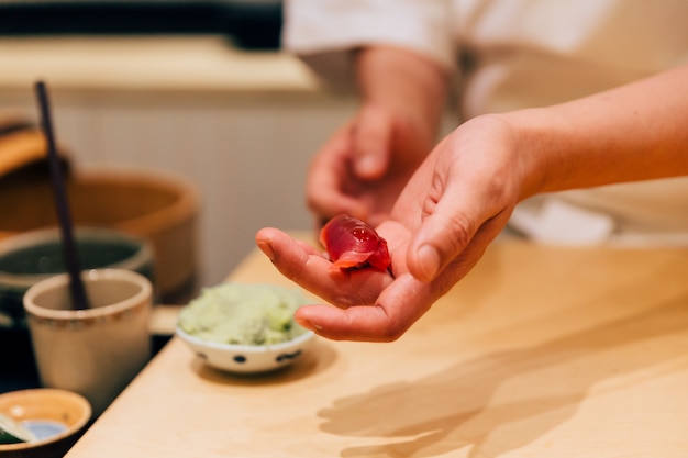 Japoński szef kuchni Omakase, który tworzy Chutoro Sushi