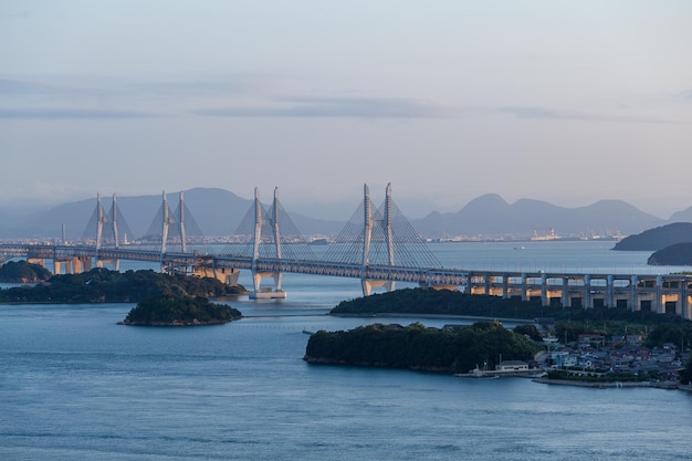 Japoński Wielki Most Seto wieczorem