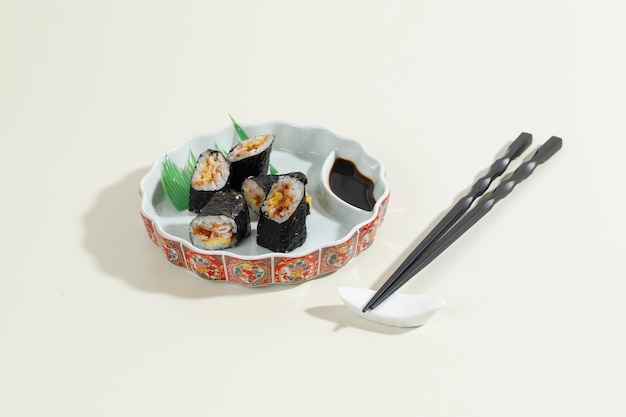Japońskie jedzenie Mini Maki Sushi Półmisek na Kremowym Stole Podawany z Wasabi i Sosem Sojowym