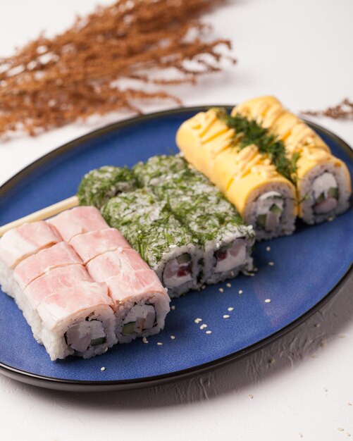 Japońskie jedzenie. Sushi i bułki. Zestawy z rolki. Piękna porcja kuchni azjatyckiej