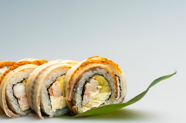 Japońskie jedzenie sushi. Maki ands rollsy z tuńczykiem, łososiem, krewetkami, krabem i awokado. Widok z góry na różne sushi, menu „wszystko, co możesz zjeść”.