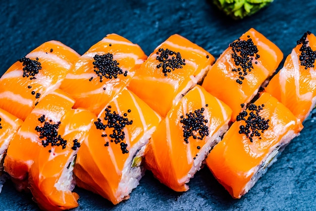 Japońskie jedzenie sushi na górze Zbliżenie sushi ustawionego w japońskiej restauracji