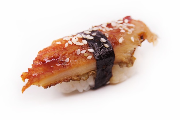 Japońskie jedzenie sushi. Unagi nigiri na białym tle