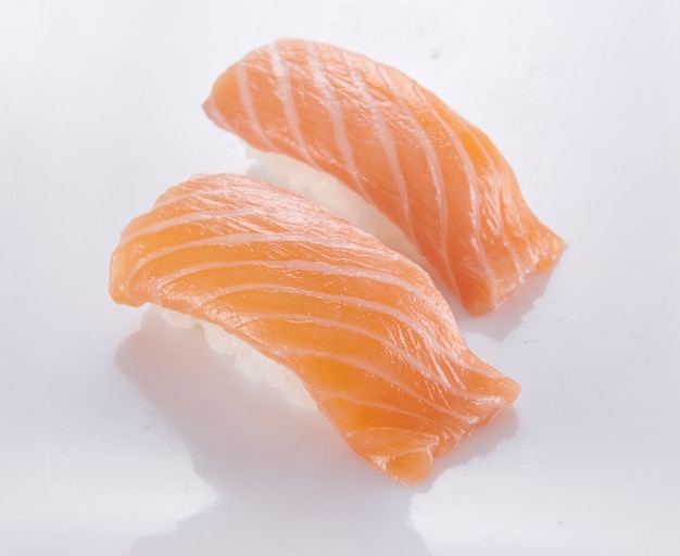Japońskie Jedzenie. Sushi Z Owocami Morza Na Białym Tle