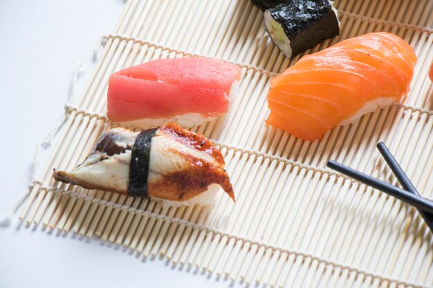 Japońskie jedzenie Zestaw sushi Nigiri, łosoś, tuńczyk i sushi z krewetkami, wysoki kąt widzenia