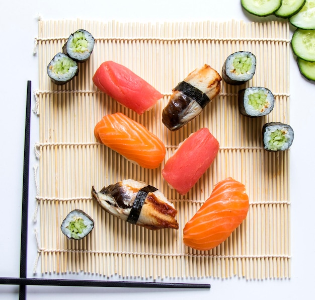 Japońskie jedzenie Zestaw sushi Nigiri, łosoś, tuńczyk i sushi z krewetkami, wysoki kąt widzenia