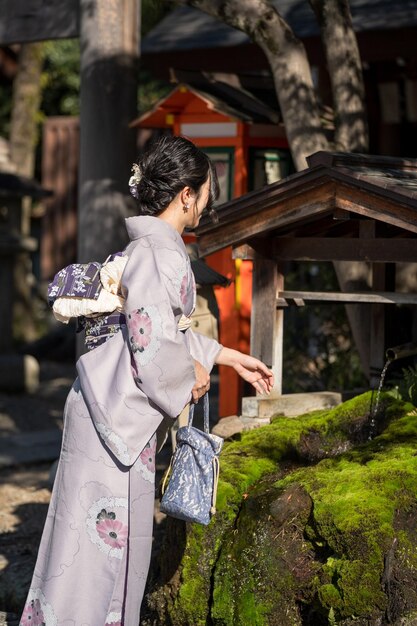 Zdjęcie japońskie kimono portrait back view photography kyoto japonia japońskie tradycyjne budynki tło