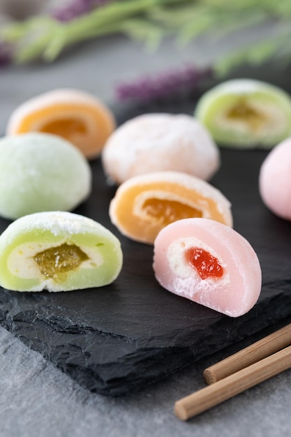 Japońskie kolorowe mochi na szarej kamiennej powierzchni