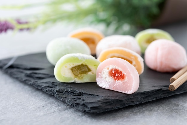 Japońskie kolorowe mochi na szarej kamiennej powierzchni