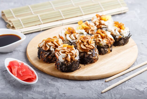 Japońskie Maki Sushi Rolki Z Kremowym Serem Na Drewnianej Desce Na Popielatym Betonie