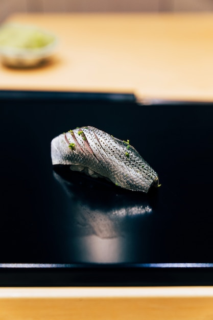 Japońskie Menu Omakase: Saba Sushi (makrela) Posyp Mieloną Skórką Yuzu Na Błyszczącym Czarnym Talerzu. Japoński Luksusowy Posiłek.