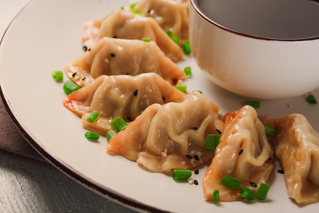 Japońskie pierożki Gyoza smażone z sosem widok z góry bez ludzi przyciemnianych selektywnym skupieniem