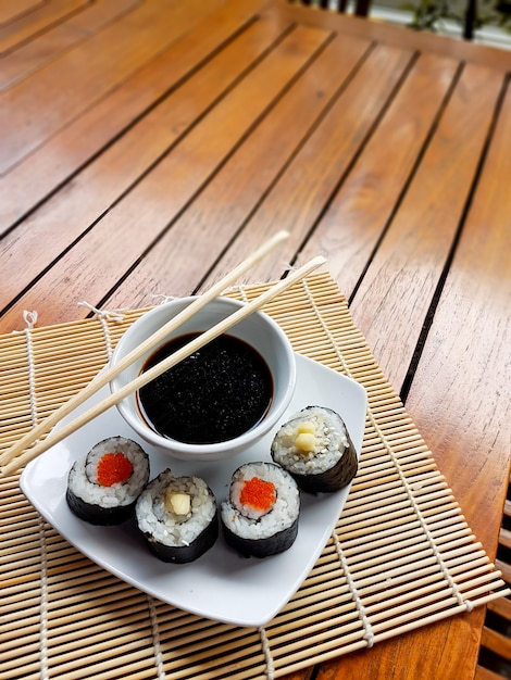 japońskie proste tradycyjne sushi
