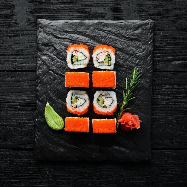 Japońskie rolki sushi z krabem Menu sushi dla restauracji Widok z góry