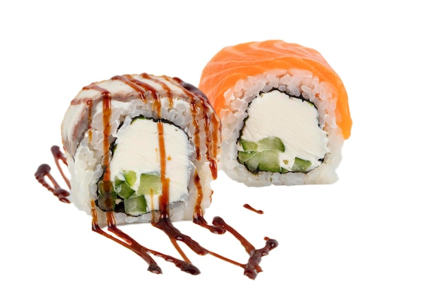 Japońskie rolki sushi z węgorzem i czerwoną rybą posypane sosem sojowym menu japońskiej restauracji