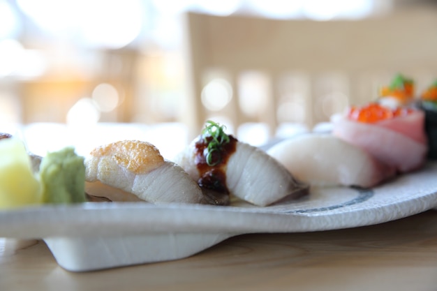 Japońskie sushi amberjack, hamachi sushi, japońskie jedzenie