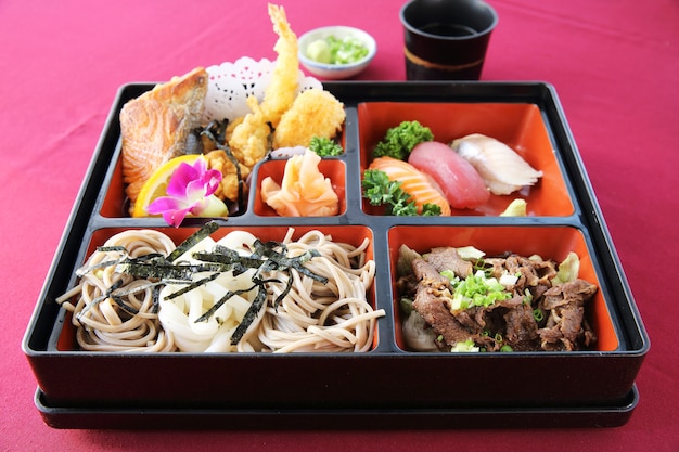 Japońskie Sushi Bento I Soba