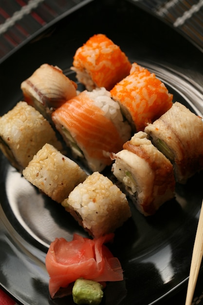 Japońskie Sushi Na Czarnym Talerzu