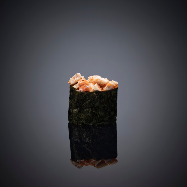 Zdjęcie japońskie sushi na szaro-czarnym tle