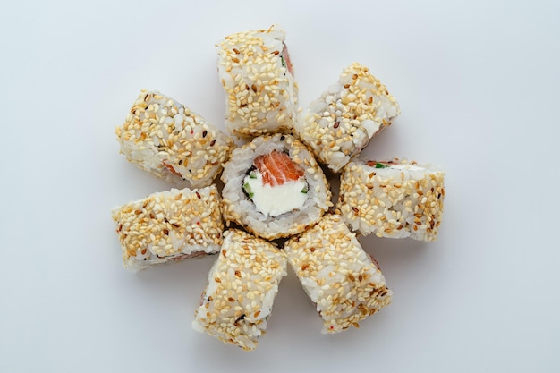 Japońskie sushi rolki na białym tle izolat