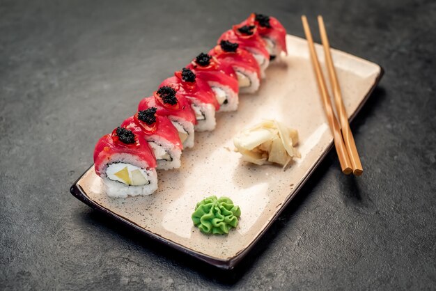 japońskie sushi rolki na kamiennym tle