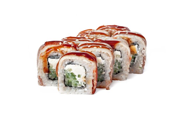 Japońskie sushi roll żywności na białym tle bliska