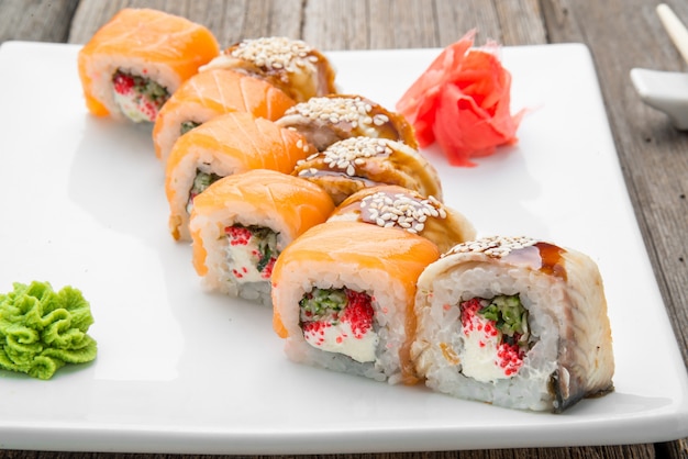 Japońskie tradycyjne sushi i rolki ze świeżymi owocami morza