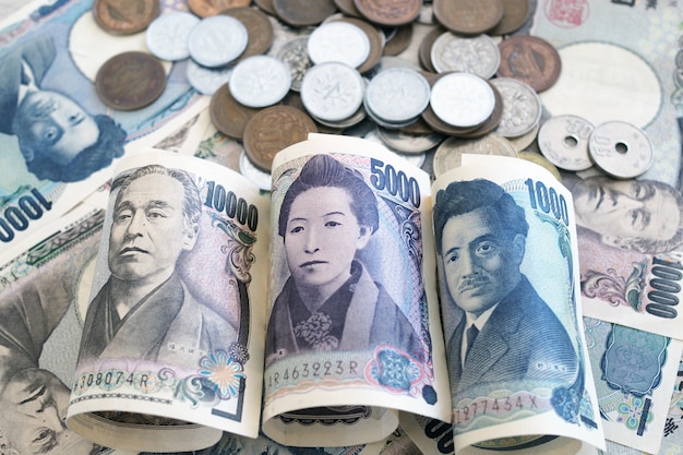 Japońskiego jena notatki i Japońskiego jenu monety dla pieniądze pojęcia