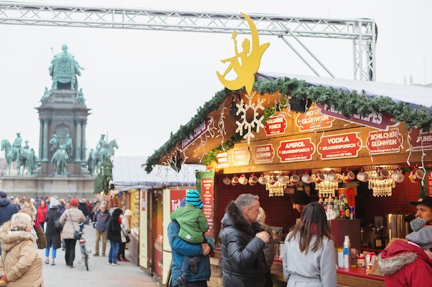 Jarmark bożonarodzeniowy na placu Marii Teresy w Wiedniu, Austria