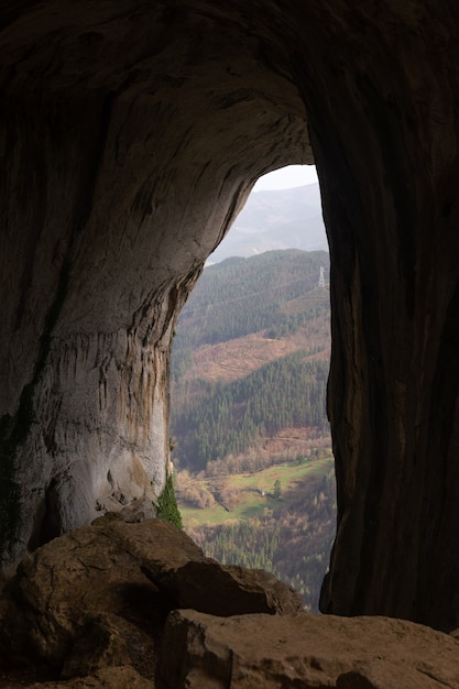 Jaskinia „Aitzulo” w paśmie górskim Aizkorri obok Oñati w hrabstwie Basków.
