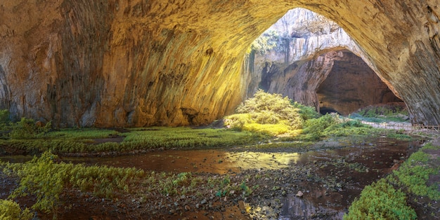 Jaskinia Devetashka w Bułgarii