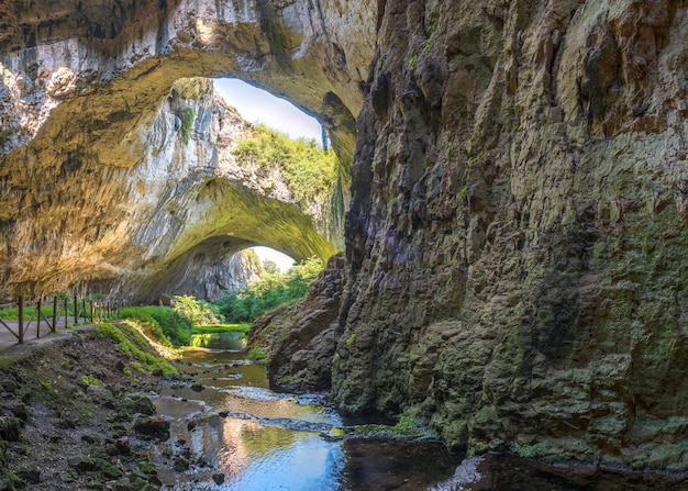 Jaskinia Devetashka w Bułgarii