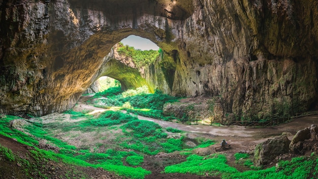 Zdjęcie jaskinia devetashka w bułgarii