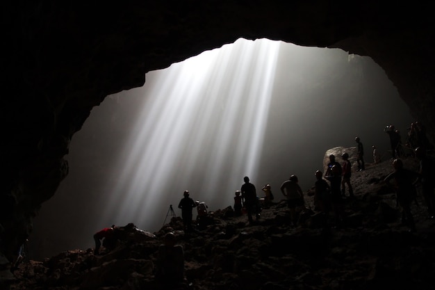 Jaskinia Jomblang w pobliżu miasta Yogyakarta, Jawa, Indonezja