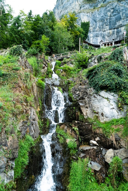 Jaskinia St. Beatus i wodospady nad Thunersee, Sundlauenen, Szwajcaria.