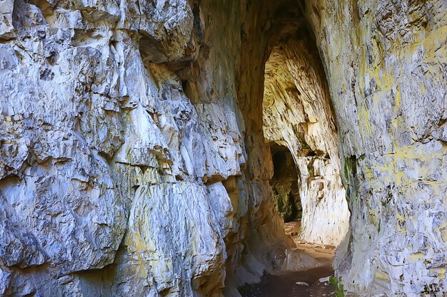 jaskinia w górach kamienny tunel naturalny krajobraz