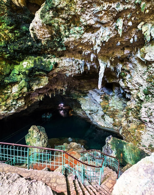 Jaskinia w Parku Narodowym Los Tres Ojos w Santo Domingo na Dominikanie