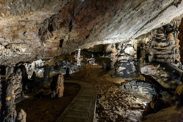 Jaskinia z betonową ścieżką