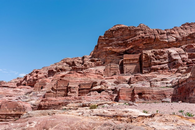 Jaskinie beduińskich nomadów w starożytnym mieście Petra w Jordanii