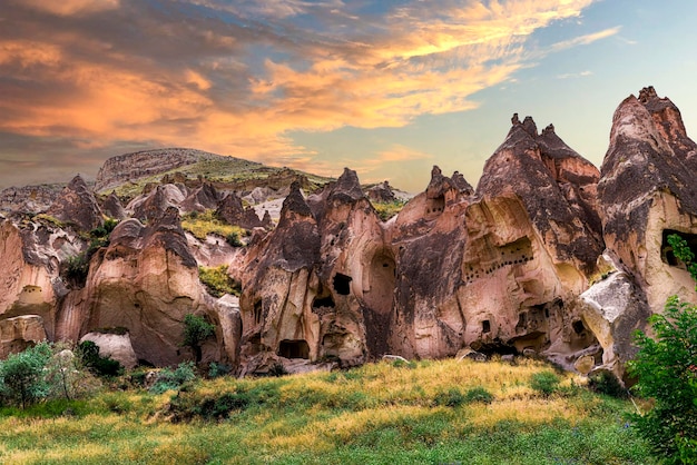 Jaskinie i formacje skalne w dolinie zelve cappadocia