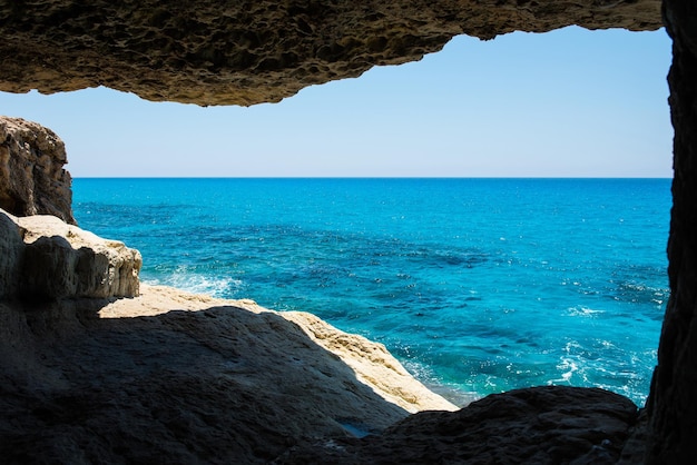 Jaskinie morskie w pobliżu Ayia Napa na wybrzeżu Morza Śródziemnego na Cyprze