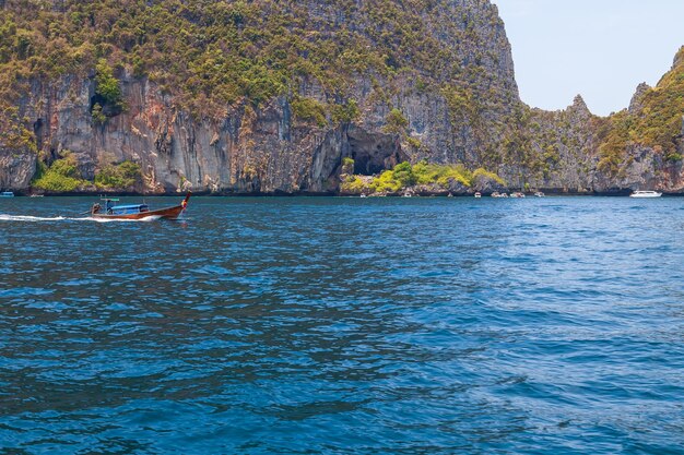 Jaskinie na wyspie Phi Phi Le w Morzu Andamańskim z skarbami ukrytymi przez piratów Podróże i wycieczki w Tajlandii wyspa Phuket