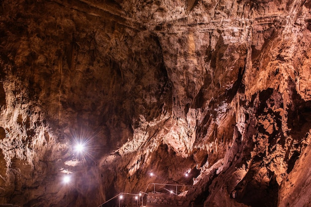 Jaskinie Saint Istvan w Lillafured, Miscolc, Węgry ze stalaktytami