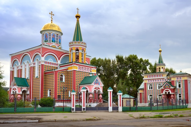 Jasna, architektonicznie ozdobiona fasada w tradycyjnym rosyjskim stylu pod zachmurzonym niebem Abakan