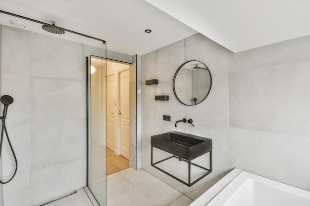 Jasna i stylowa łazienka w luksusowym nowoczesnym domu
