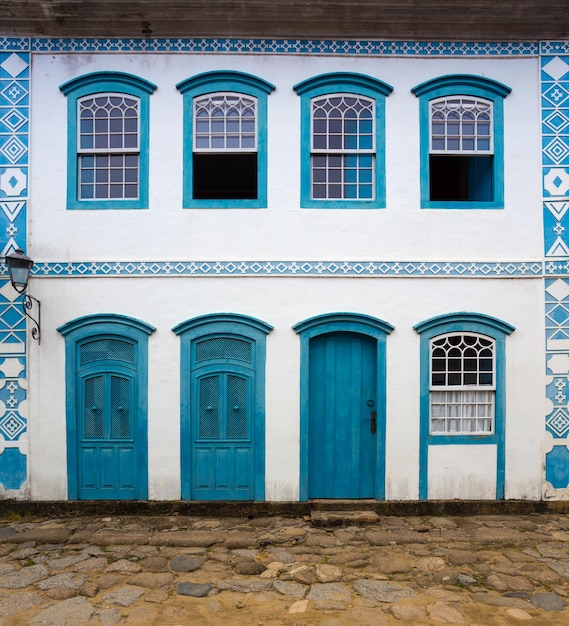 Jasna kolorowa fasada domu w Parati Brazil