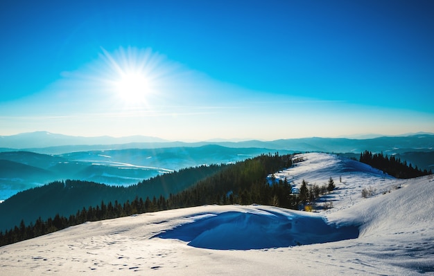 Jasna malownicza słoneczna panorama stoków narciarskich