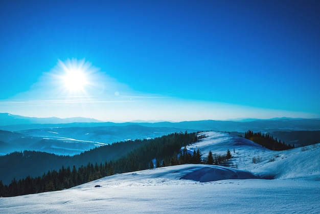 Jasna malownicza słoneczna panorama stoków narciarskich