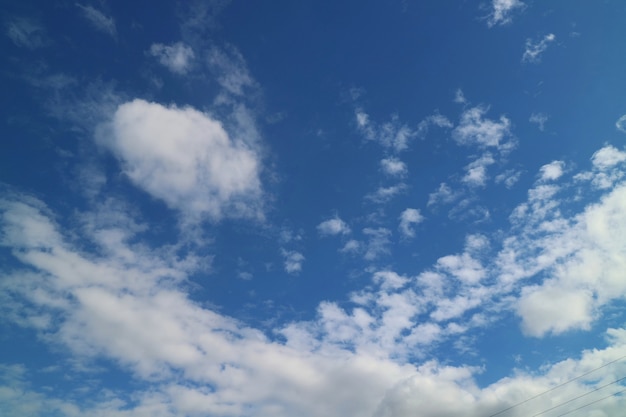 Jasne błękitne niebo z białymi chmurami w okresie letnim. Koncepcja tło natura.