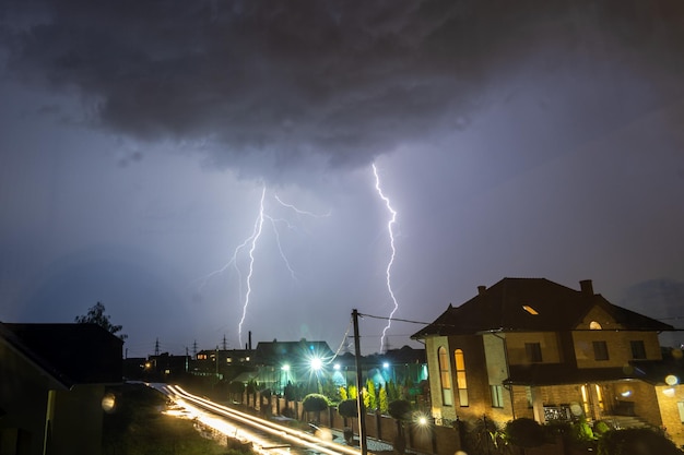 Zdjęcie jasne błyskawice nad miastem nocą